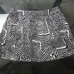 Patterned skirt with pockets